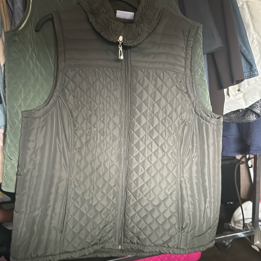 JACKET VEST WITH FUR INSIDE FROM DENIM AND COMPANY SIZE XL FOREST GREEN